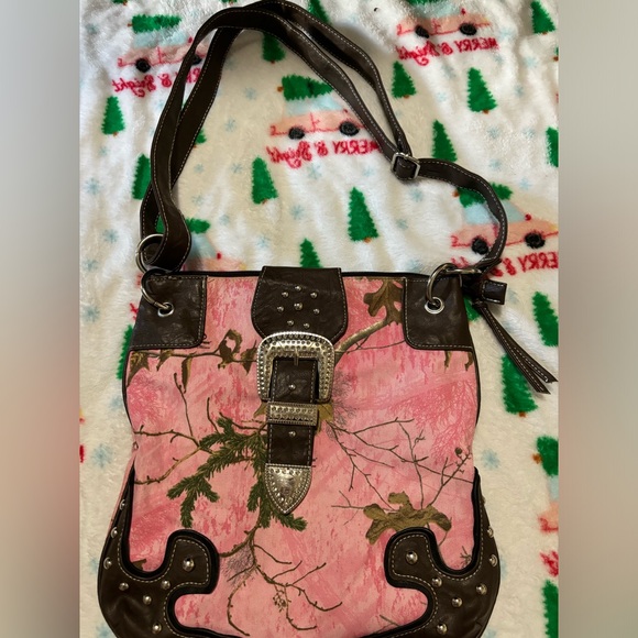 Realtree Pink and brown camo shoulder bag with a belt buckle #y2k #camo - Picture 1 of 2